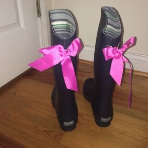 Lemón rain boots w/ bows in the back